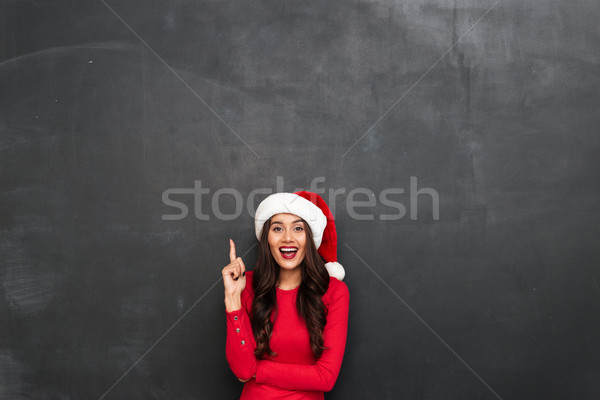 Fericit bruneta femeie roşu bluza Crăciun Imagine de stoc © deandrobot