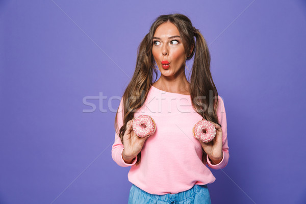 Porträt funny Mädchen Sweatshirt posiert Donuts Stock foto © deandrobot