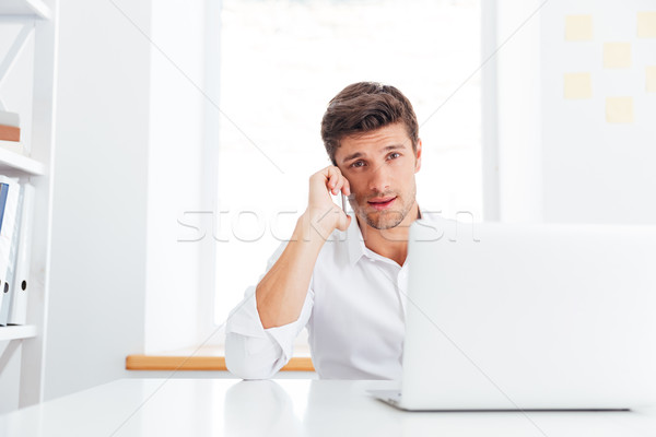 Foto stock: Empresário · sessão · local · de · trabalho · falante · telefone · móvel