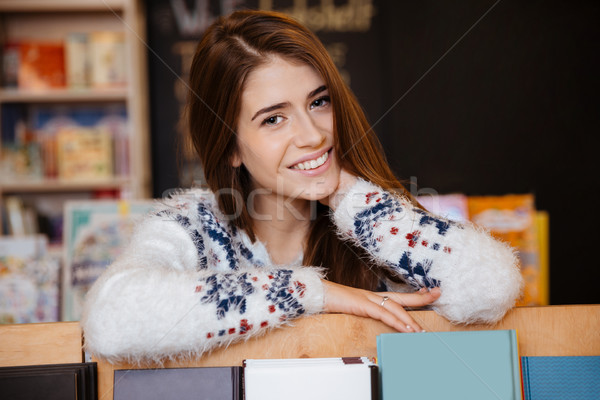 Felice sorridere femminile studente scaffale Foto d'archivio © deandrobot