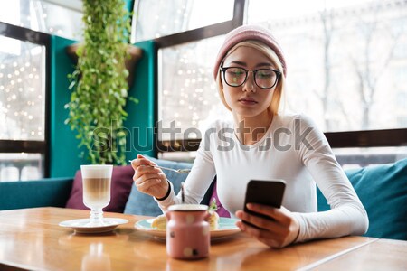 信じられない 若い女性 食べ ケーキ 飲料 コーヒー ストックフォト © deandrobot