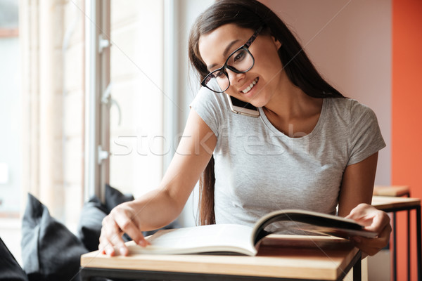 女性 話し 携帯電話 読む 雑誌 写真 ストックフォト © deandrobot