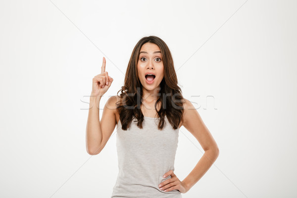 Verwonderd brunette vrouw arm heup idee Stockfoto © deandrobot