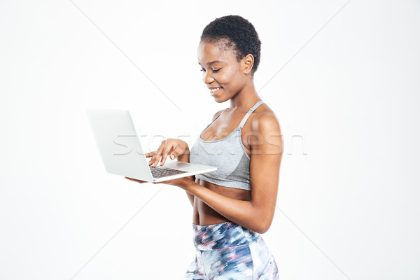 Glimlachend mooie jonge afro-amerikaanse met behulp van laptop Stockfoto © deandrobot