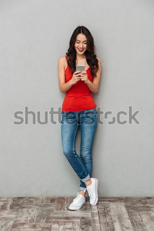 Atrakcyjny młodych brunetka kobieta stałego ręce Zdjęcia stock © deandrobot