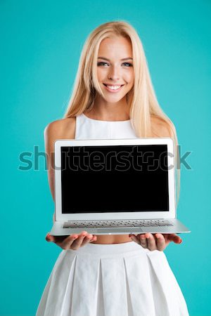 Portret femeie zambitoare laptop ecran izolat Imagine de stoc © deandrobot