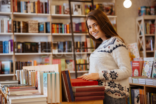 Mulher livro compras retrato jovem sorrindo Foto stock © deandrobot