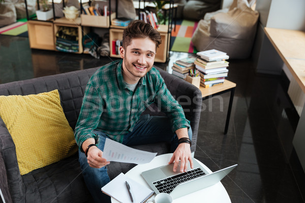 Foto stock: Superior · vista · sonriendo · hombre · sesión · sofá