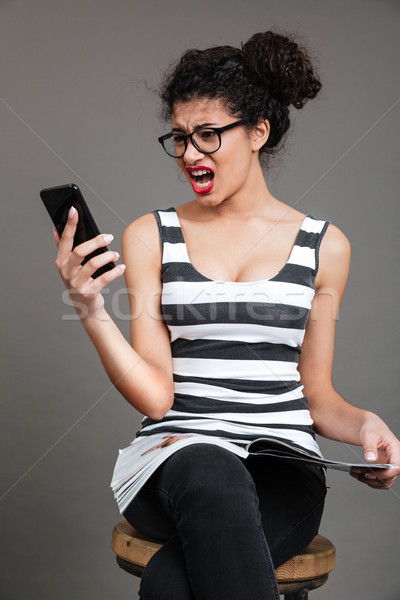 Zdjęcia stock: Wściekły · zły · Afryki · kobieta · patrząc · telefonu · komórkowego