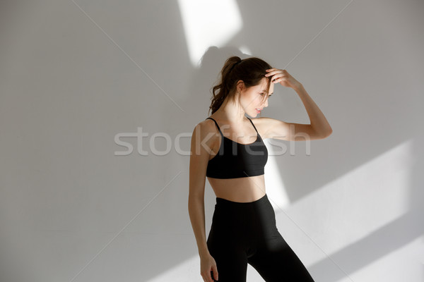 Portré nő sportruha áll másfelé néz fiatal Stock fotó © deandrobot