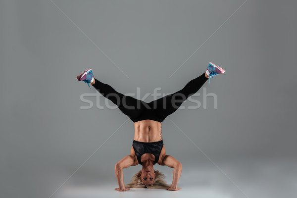 Porträt muskuläre Erwachsenen Sportlerin Handstand Stock foto © deandrobot