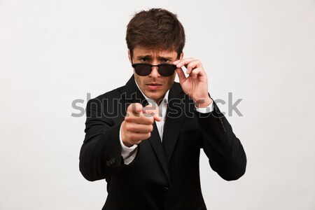 Foto stock: Retrato · centrado · concentrado · hombre · traje · gafas · de · sol