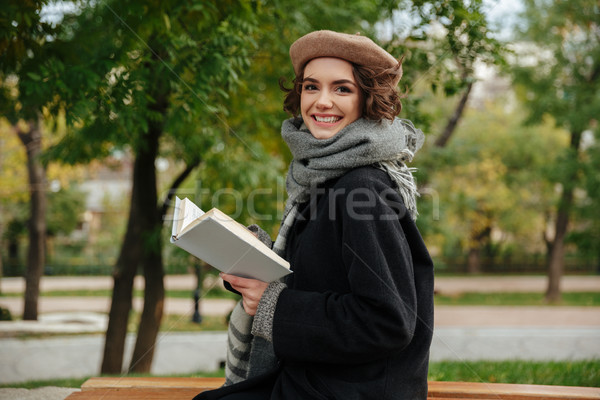 Foto d'archivio: Ritratto · sorridere · ragazza · autunno · vestiti · lettura