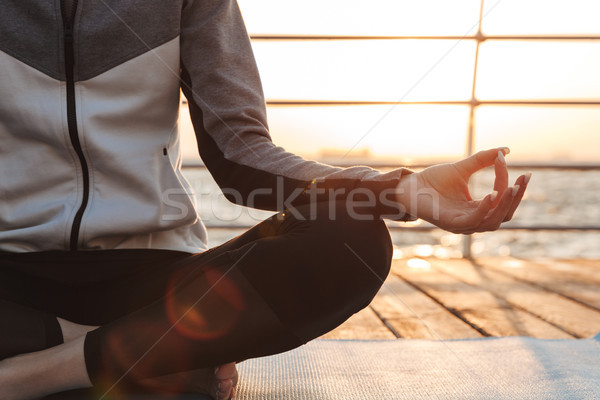 Afbeelding jong meisje mediteren vergadering fitness water Stockfoto © deandrobot
