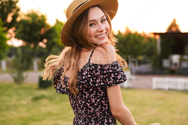 Imagem alegre bonitinho mulher chapéu de palha Foto stock © deandrobot