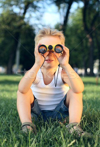 小 男孩 坐在 公園 雙筒望遠鏡 看 商業照片 © DedMorozz
