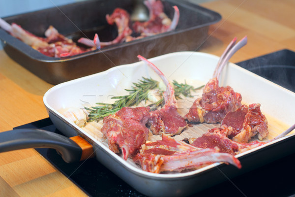 Carne felii friptură grăsime masă Imagine de stoc © DedMorozz