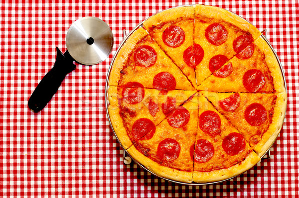 Całość pepperoni pizza czerwony obiedzie Zdjęcia stock © dehooks