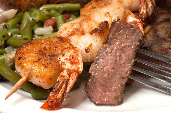 Surlonge steak crevettes fourche brochette Photo stock © dehooks