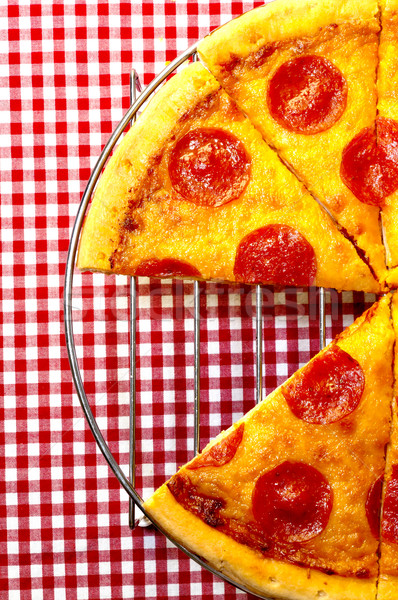 Pepperoni Pizza Hälfte Scheibe rot Abendessen Stock foto © dehooks