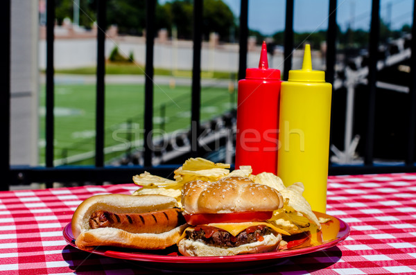 Partij cheeseburger hot dog chips mosterd ketchup Stockfoto © dehooks