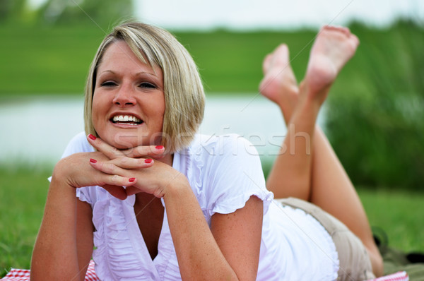 Jonge blond vrouw outdoor portret deken Stockfoto © dehooks