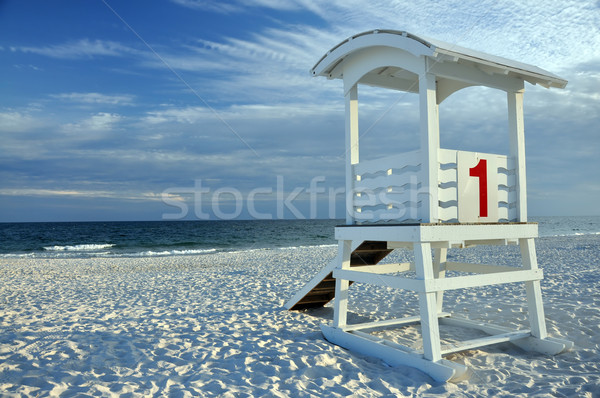 Badmeester hut strand lege verlaten hemel Stockfoto © dehooks