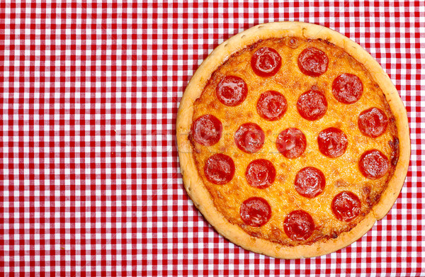 Geheel peperoni pizza Rood tafelkleed exemplaar ruimte Stockfoto © dehooks