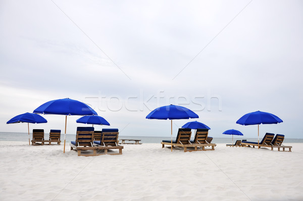 Strand parasols stoelen verlaten hemel hout Stockfoto © dehooks