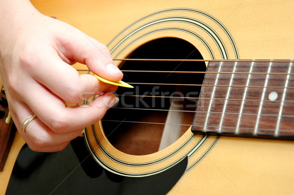 Dziewczyna gry gitara kobieta strony Zdjęcia stock © dehooks