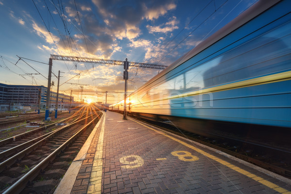 Mare viteza tren mişcare urmări apus Imagine de stoc © denbelitsky