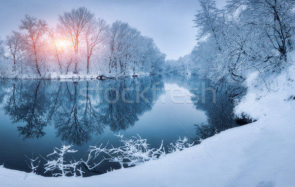 Peisaj copaci iarnă pădure râu apus Imagine de stoc © denbelitsky