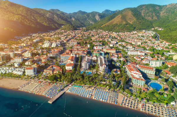 Foto stock: Belo · cidade · praia · montanhas · verde