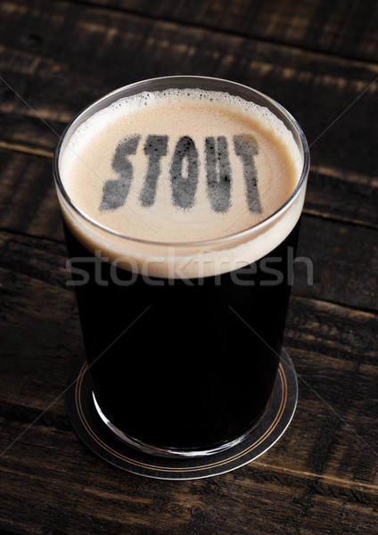 Foto d'archivio: Vetro · birra · top · lettere · legno