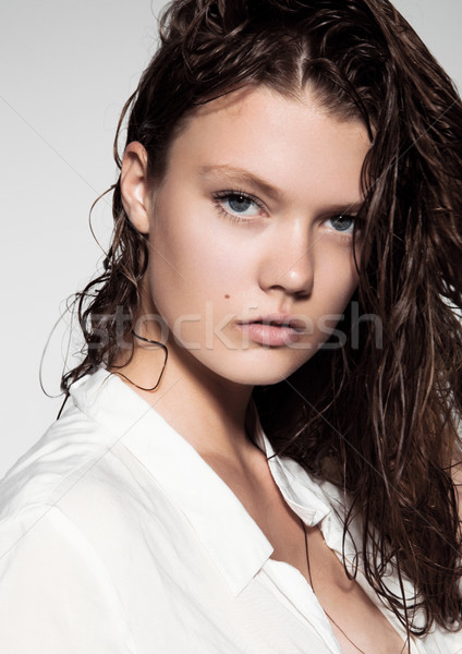 Portret frumos lung umed păr Imagine de stoc © DenisMArt