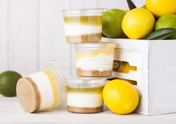 Foto d'archivio: Plastica · Cup · limone · calce · biscotto · dessert