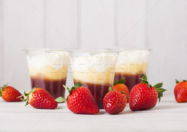 Stockfoto: Aardbei · room · dessert · houten · vers