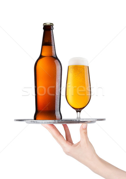 Mână tava bere lager bere sticlă sticlă Imagine de stoc © DenisMArt