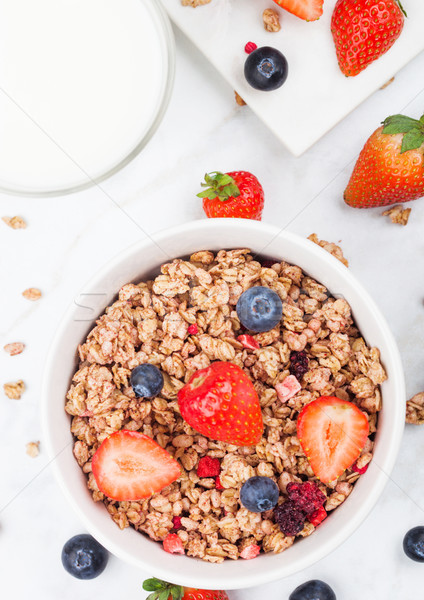 [[stock_photo]]: Bol · saine · céréales · granola · fraises · bleuets