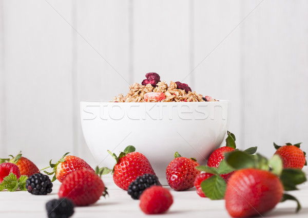 Foto d'archivio: Ciotola · cereali · per · la · colazione · fresche · frutti · di · bosco · estate · colazione