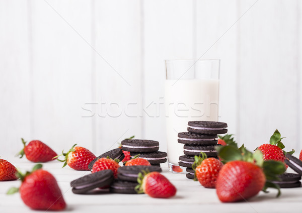 Aardbei donkere cookies glas vruchten melk Stockfoto © DenisMArt
