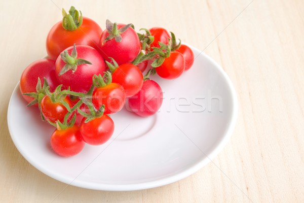 Colorido tomates branco prato foto pormenor Foto stock © Dermot68