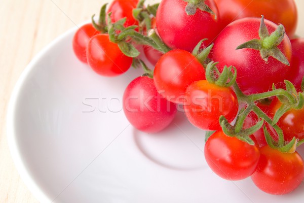 Colorido tomates branco prato foto pormenor Foto stock © Dermot68