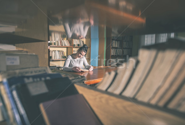 Mulheres jovens vintage biblioteca estudante menina olhando Foto stock © deyangeorgiev