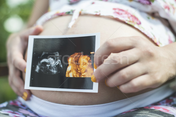 Terhes nők tart kép anyaméh napfény Stock fotó © deyangeorgiev
