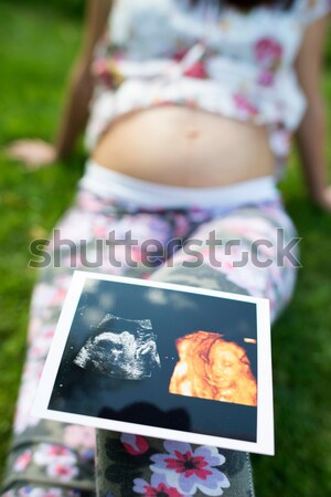 Schwanger Frauen halten Bild Gebärmutter Tageslicht Stock foto © deyangeorgiev