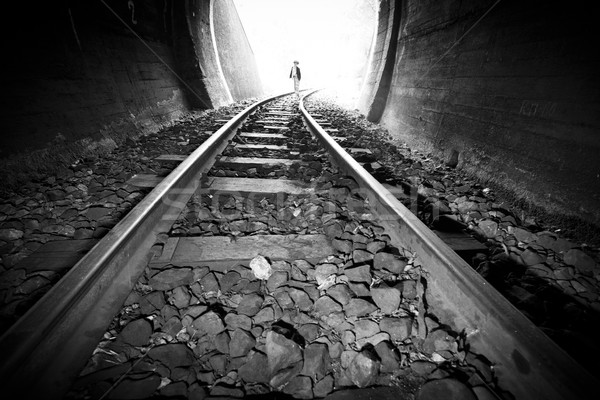 Foto stock: Nino · caminando · ferrocarril · túnel · vintage · ropa