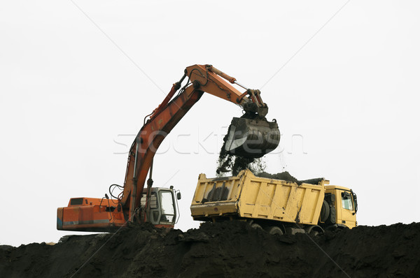 Excavator camion alb izolat construcţie muncă Imagine de stoc © deyangeorgiev