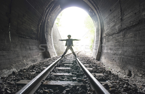 Copil mers feroviar tunel epocă haine Imagine de stoc © deyangeorgiev