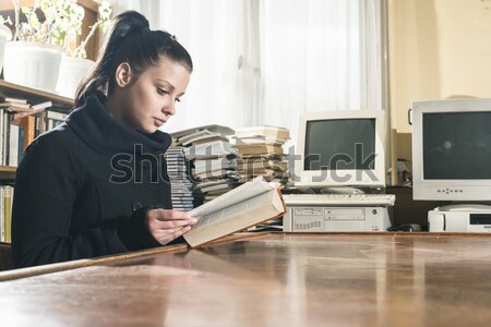 Mulheres jovens vintage biblioteca estudante menina olhando Foto stock © deyangeorgiev